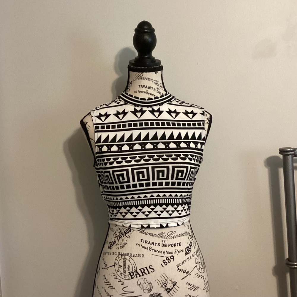 HIGH NECK OPEN BACK AZTEC SLEEVELESS CROP TOP BY BODY CENTRAL Sz. LG